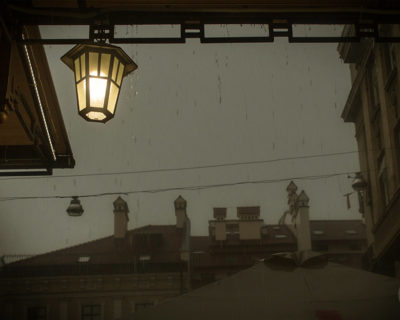 В ливень под фонарем во Львове