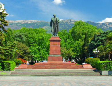 Памятник В.И. Ленину в Ялте