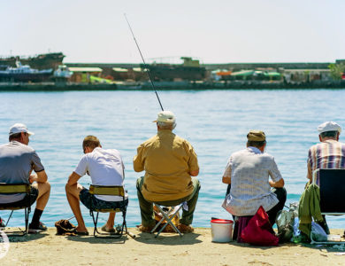 Пять рыбаков на набережной