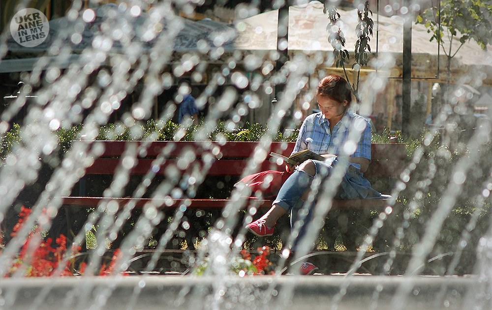 Девушка читает книгу в центральном парке